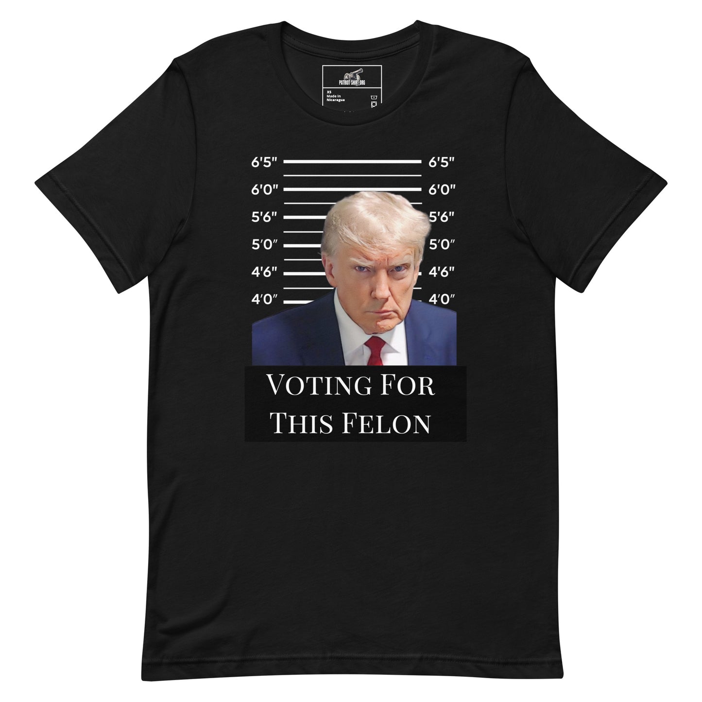 Voting for this felon Mens t-shirt