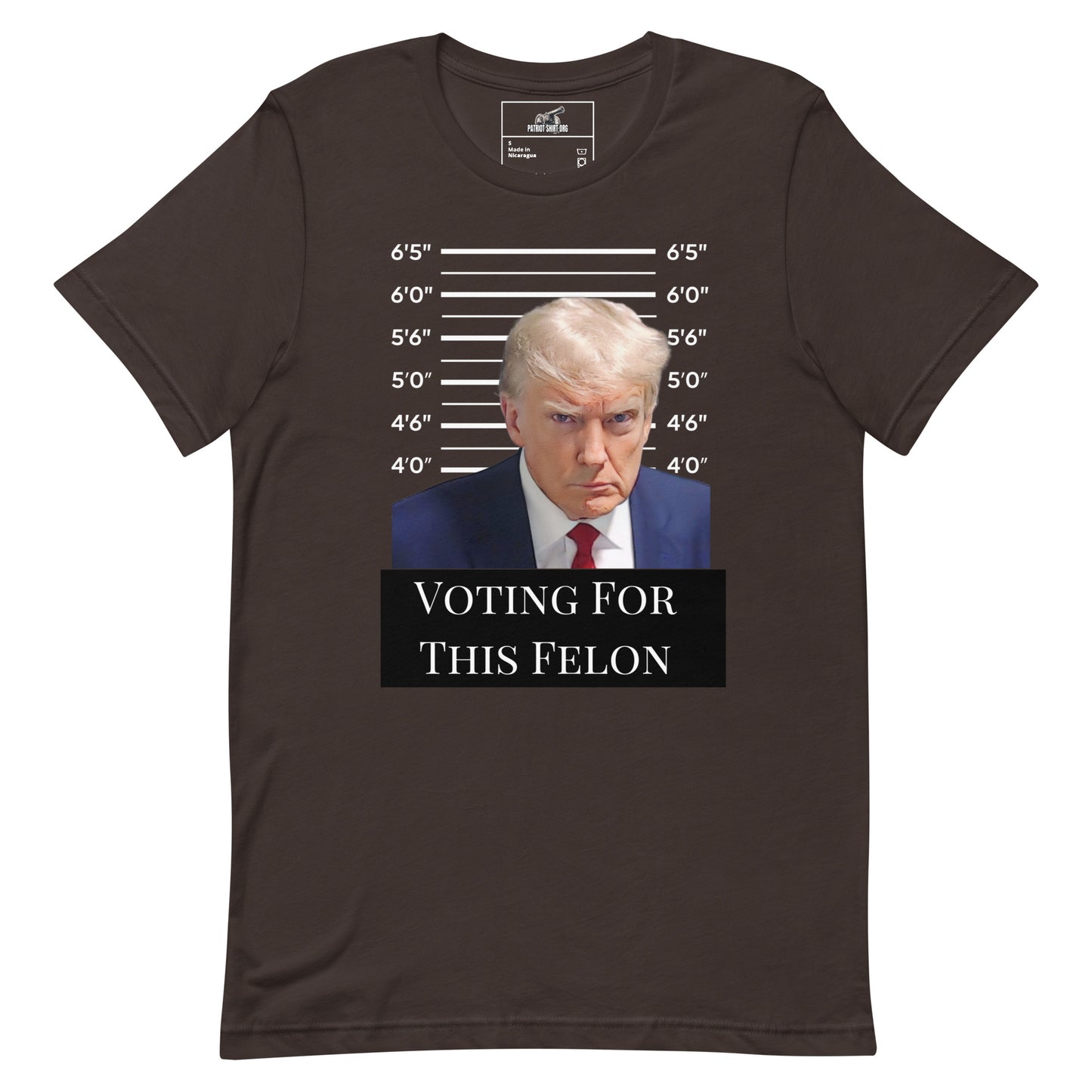 Voting for this felon Mens t-shirt