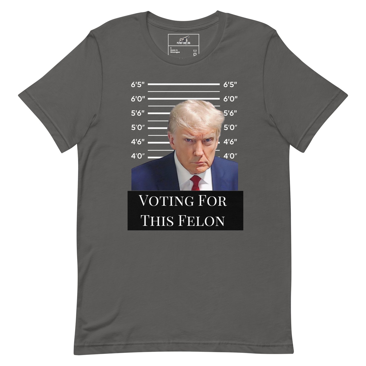 Voting for this felon Mens t-shirt